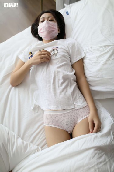 他含着她的乳奶边摸边做